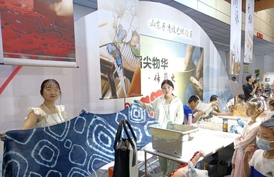 展現(xiàn)璀璨文化印記 獲稱&ldquo;淄博新的城市名片 &rdquo; 我院&ldquo;絲綢國(guó)風(fēng)文創(chuàng)產(chǎn)品&rdquo;作為淄博文化靈魂三件套亮相第四屆國(guó)際文博會(huì)